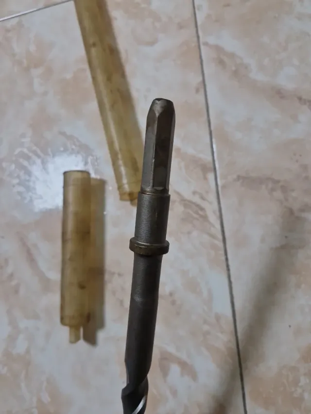 Broca para pared con funda