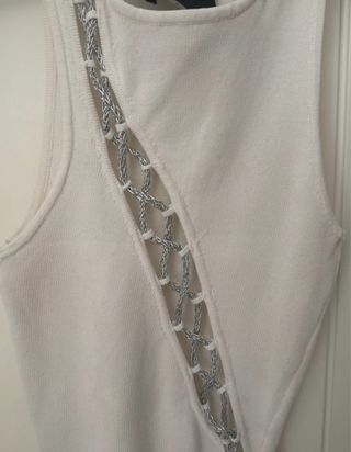 Vestido Bershka blanco con cadenas XS
