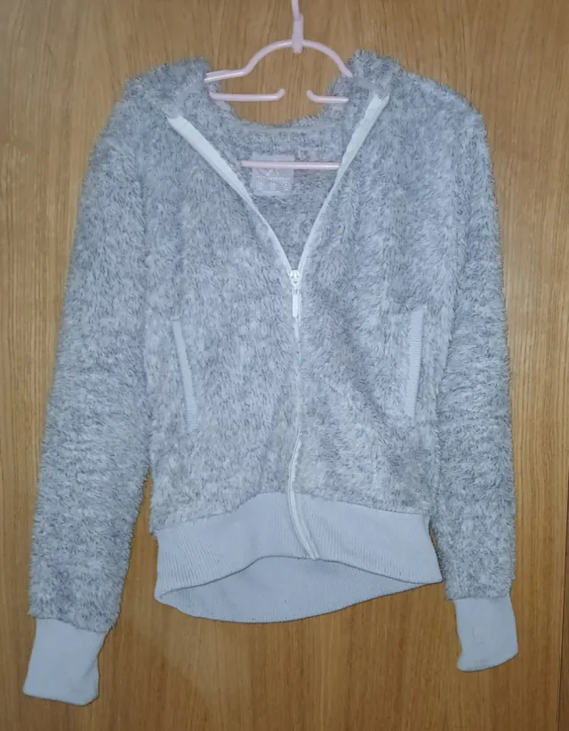 Sudadera de pelo gris con capucha