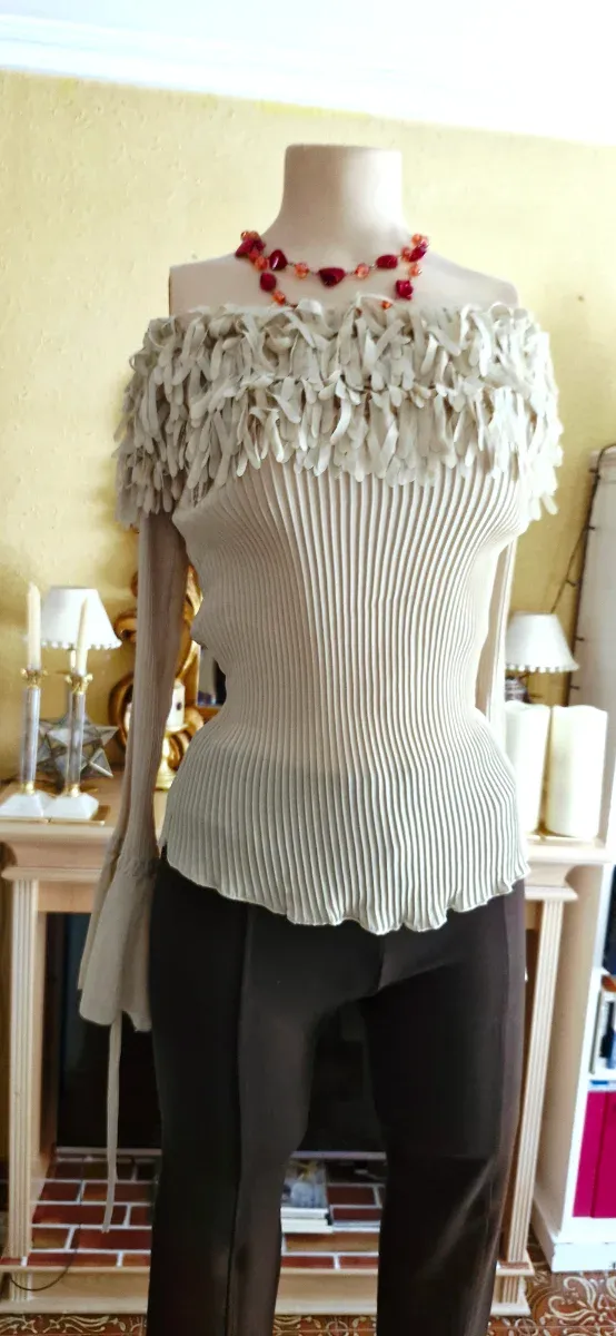 Blusa Bege Plissada com Enfeite