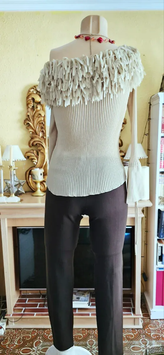 Blusa Bege Plissada com Enfeite