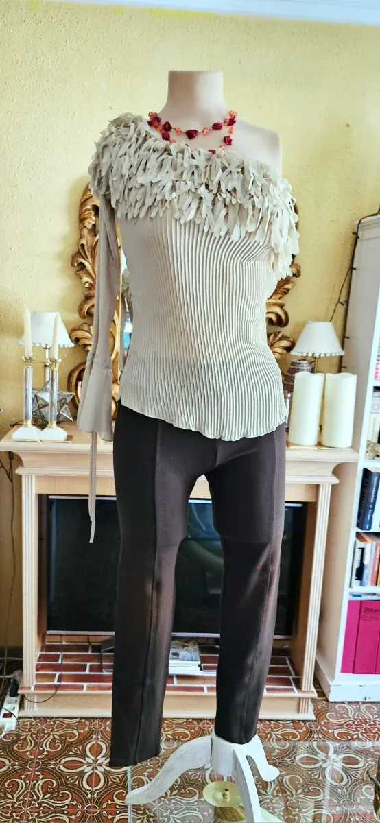 Blusa Bege Plissada com Enfeite