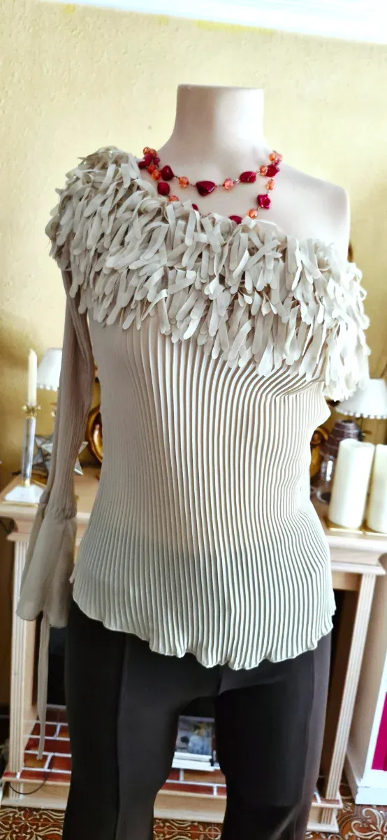 Blusa Bege Plissada com Enfeite