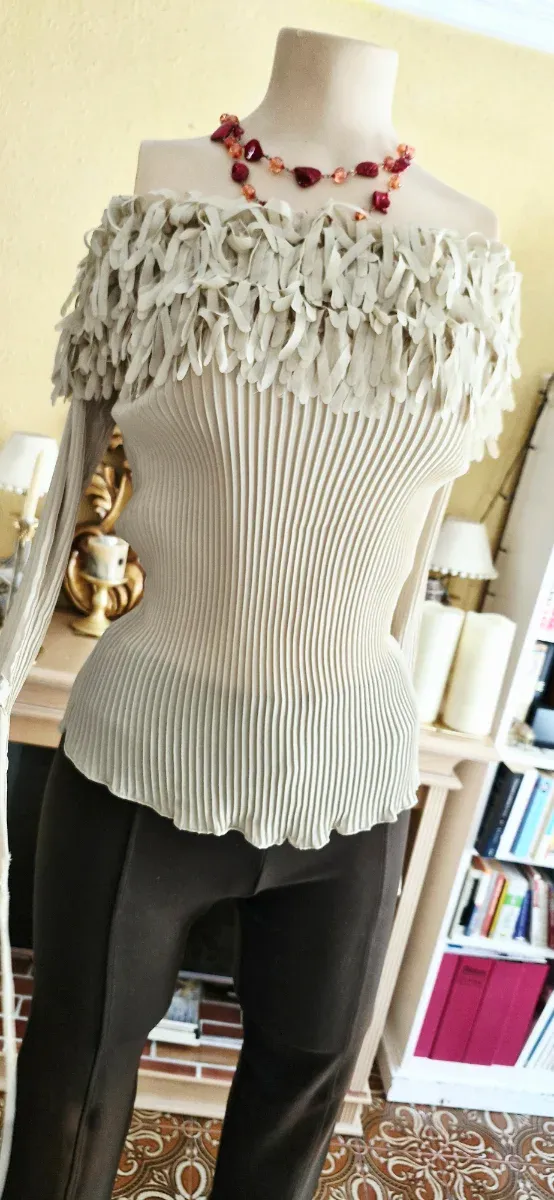 Blusa Bege Plissada com Enfeite