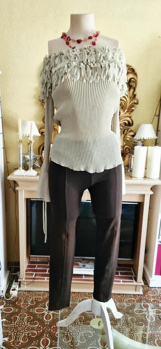 Blusa Bege Plissada com Enfeite