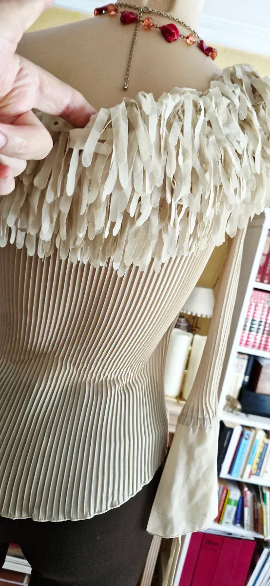 Blusa Bege Plissada com Enfeite