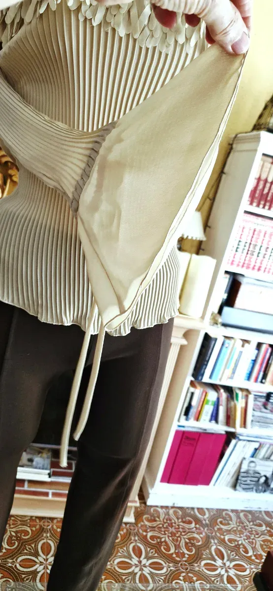 Blusa Bege Plissada com Enfeite