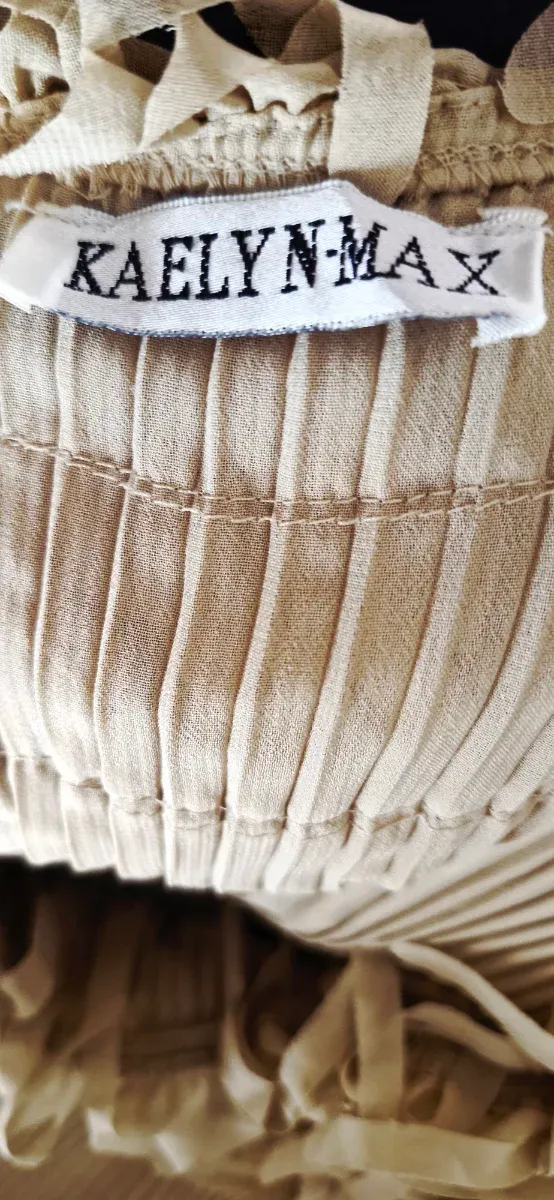 Blusa Bege Plissada com Enfeite