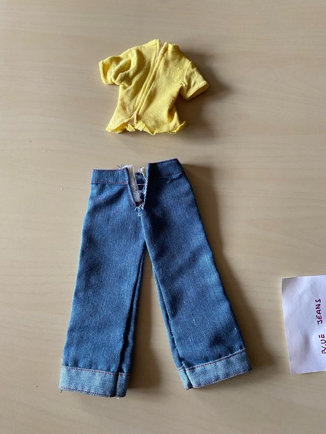 Set di abbigliamento Nancy: T-shirt gialla e jeans