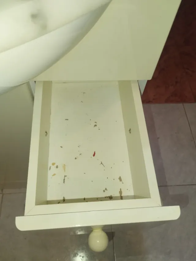 Mueble baño con lavabo, espejo y grifo