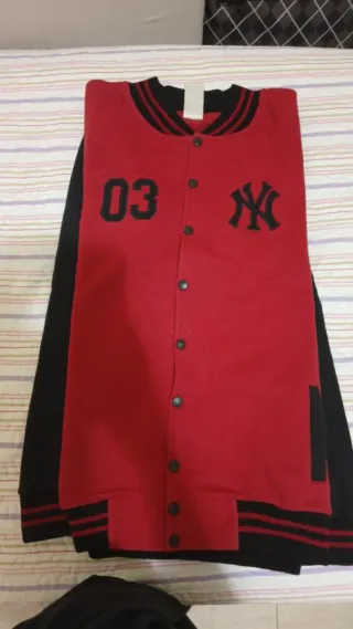 Chaqueta tipo Varsity Roja y Negra