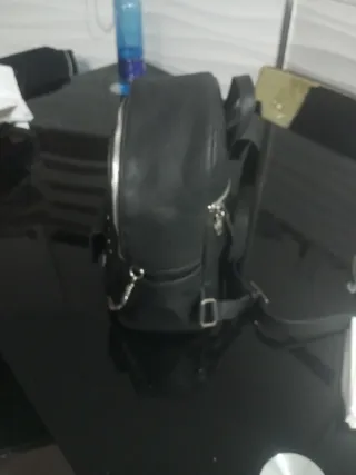 Mochila negra con tachuelas y cadena