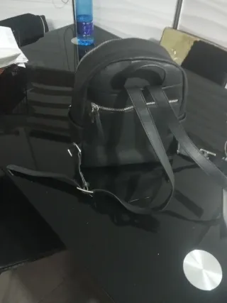 Mochila negra con tachuelas y cadena