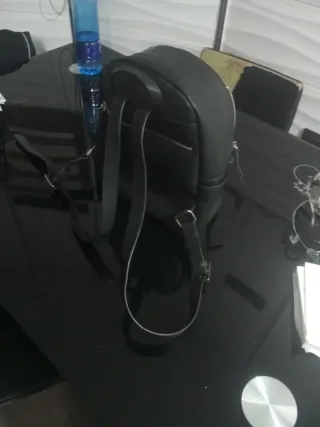 Mochila negra con tachuelas y cadena