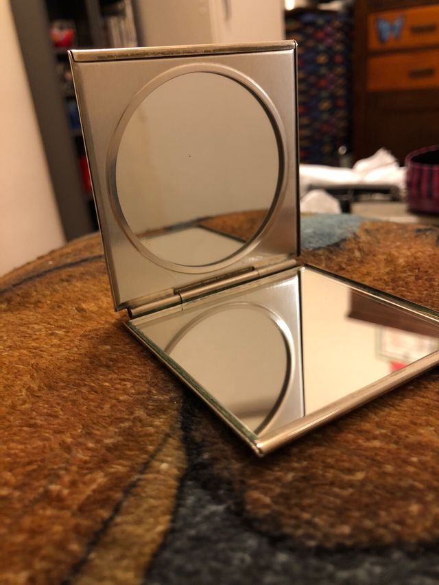 Espejo de bolsillo plateado