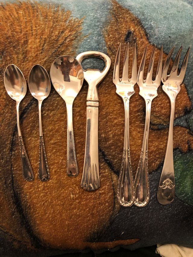 Cubertería de metal plateada