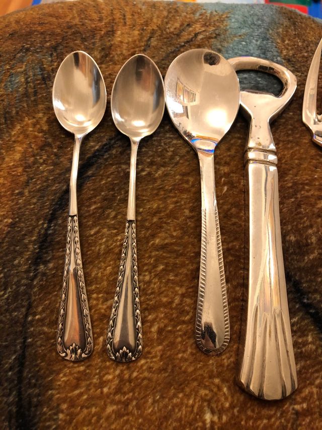 Cubertería de metal plateada