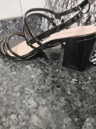 Sandalias tacón ancho tiras negras.  varias tallas