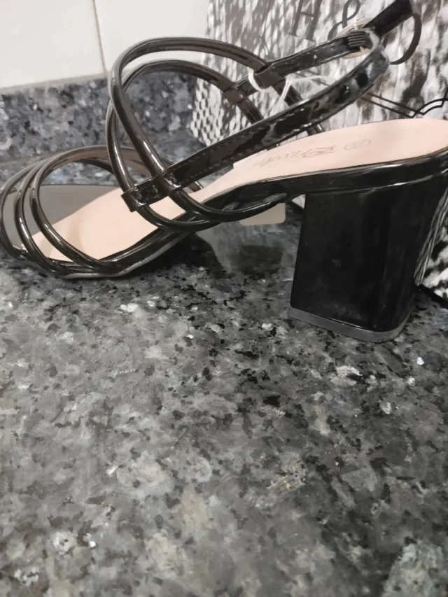 Sandalias tacón ancho tiras negras.  varias tallas