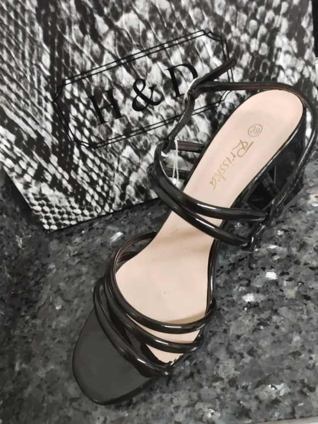 Sandalias tacón ancho tiras negras.  varias tallas