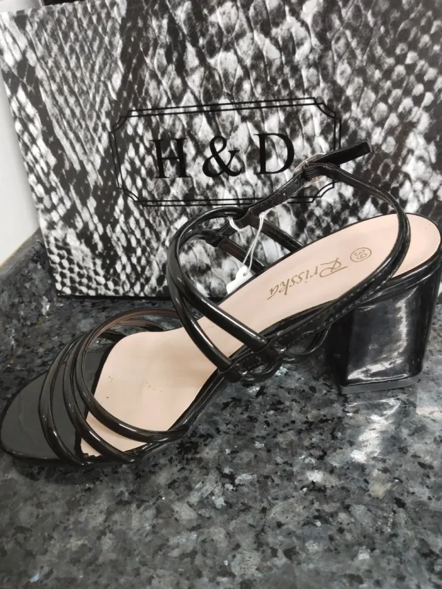 Sandalias tacón ancho tiras negras.  varias tallas