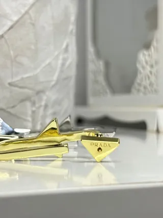 Prada Clip Dorado