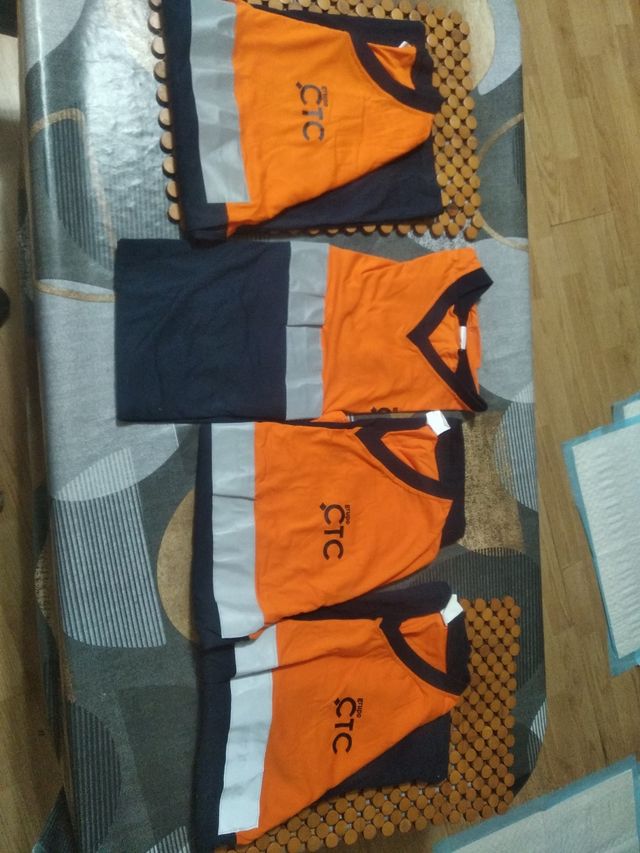4 camisetas de trabajo talla L sin usar grupo ctc