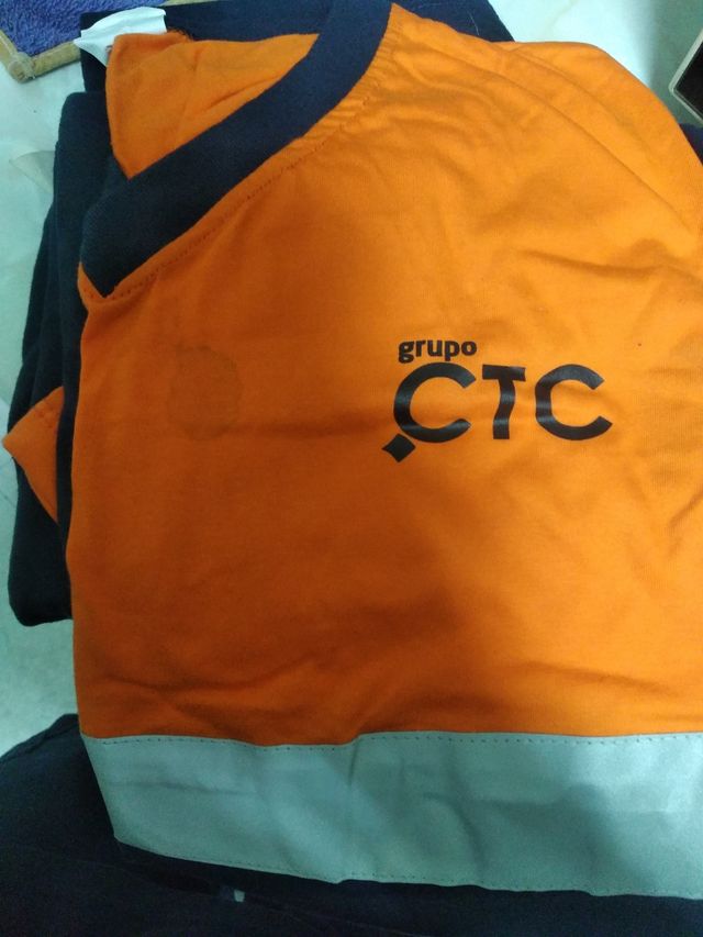 4 camisetas de trabajo talla L sin usar grupo ctc