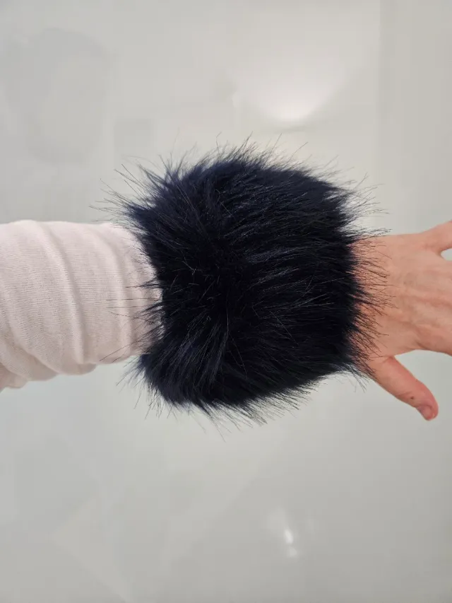 Estola azul con puños