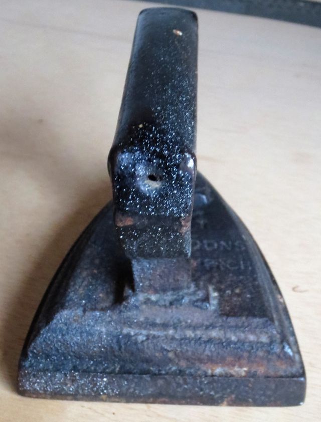 Ferro da stiro inglese in ghisa JJ SIDDONS. Antichità