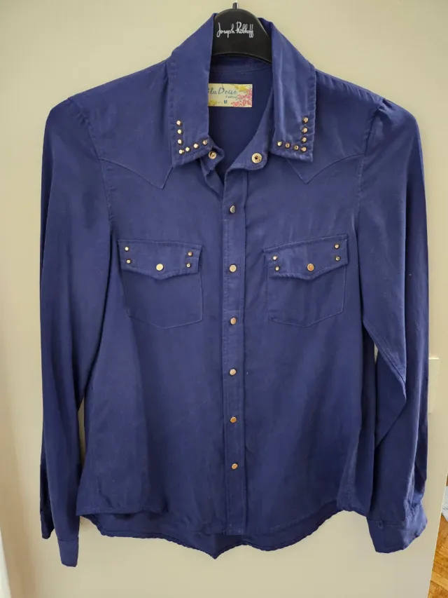Camisa azul con tachuelas doradas Talla M
