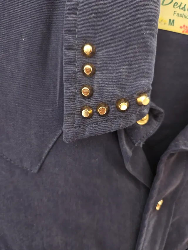 Camisa azul con tachuelas doradas Talla M