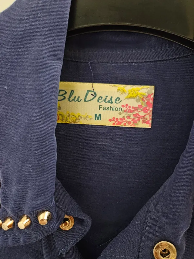Camisa azul con tachuelas doradas Talla M
