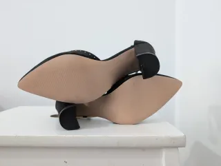 Zapatos de salón negros con tachuelas T37