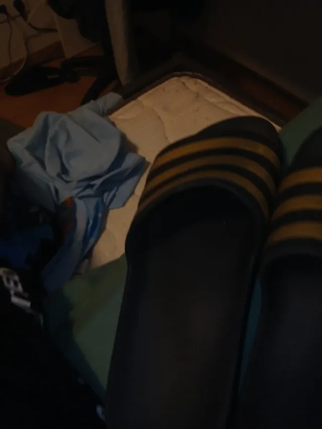 Chanclas Adidas Negras y Amarillas