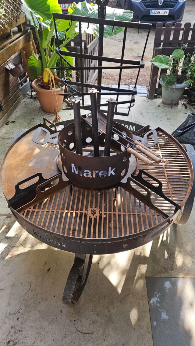 Parrilla con plancha y ruedas