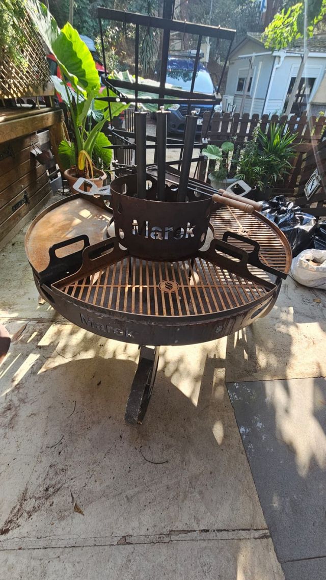 Parrilla con plancha y ruedas