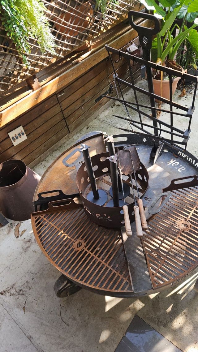 Parrilla con plancha y ruedas