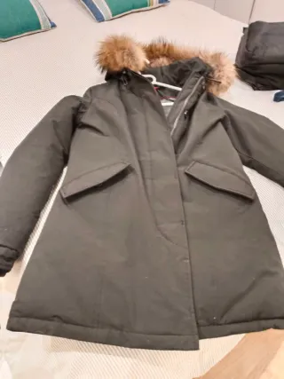 Plumífero negro con capucha