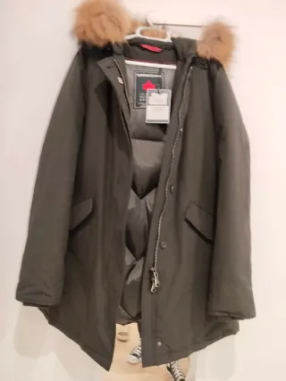 Plumífero negro con capucha