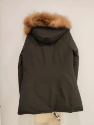 Plumífero negro con capucha