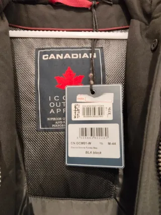 Plumífero negro con capucha