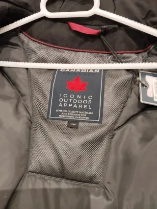 Plumífero negro con capucha