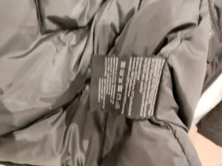 Plumífero negro con capucha