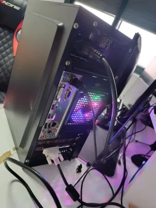 PC gaming compacto + pantalla FHD