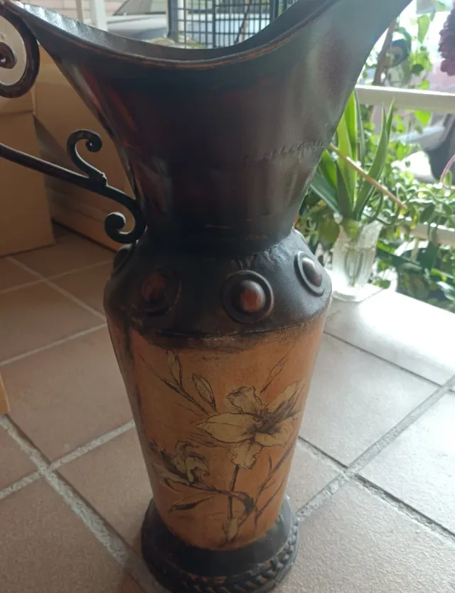 Portaombrelli in metallo con manico