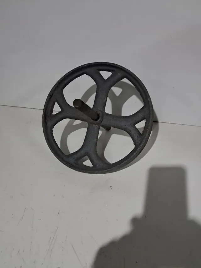 Rueda antigua de hierro fundido