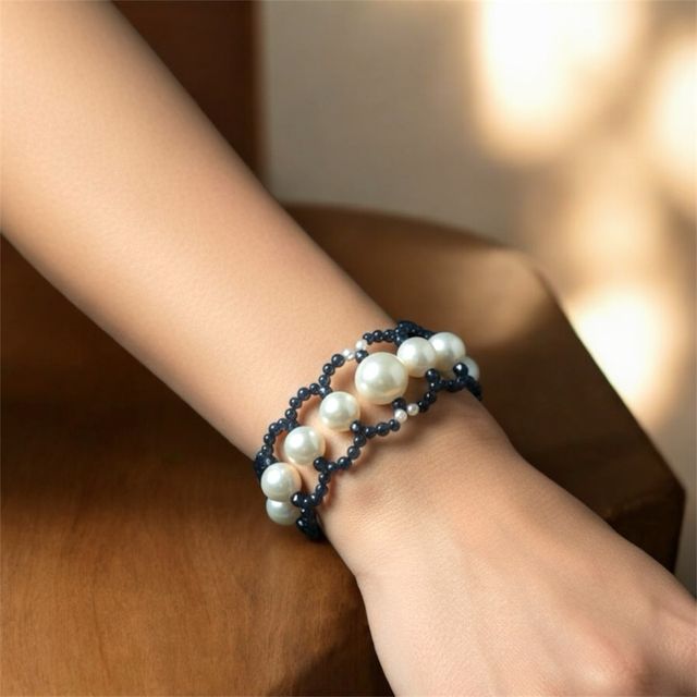 Pulsera perlas y cuentas negras