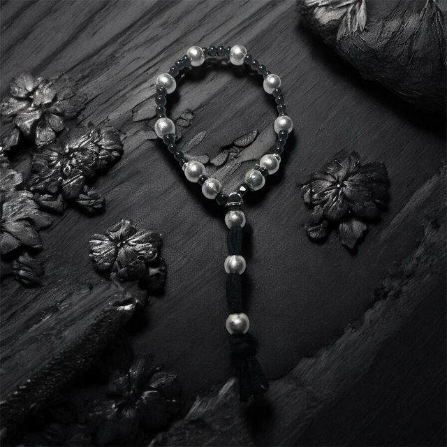 Pulsera de cuentas plateadas y negras