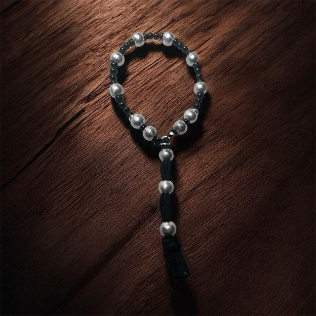 Pulsera de cuentas plateadas y negras